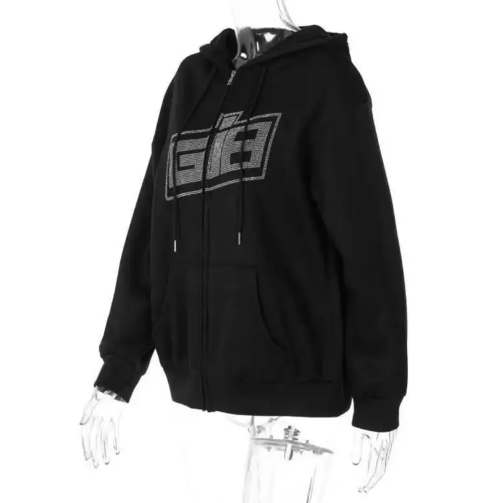 Svart zip up hoodie med ett glittrigt tryck ”GIB.” Nyskick står inte vilken storlek men skulle säga S-M-L, sökte upp o nypris stog 300kr💗. Hoodies.