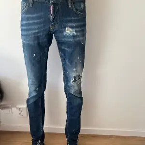 Dsquared2 jeans i mycket gott skick.  Inköpta för 4500kr. Säljes för 1500kr Finns fler bilder om så önskas. 