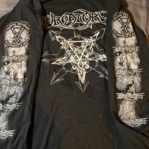 Fet emo tröja - Skitsnygg tröja från gildan köpt vintage på humana för 300 rip💔. Aldorg använd!