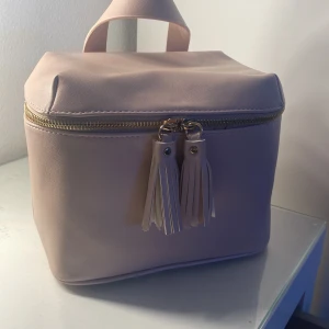 Necessär - Fin necessär från hm. Använd några gånger. 