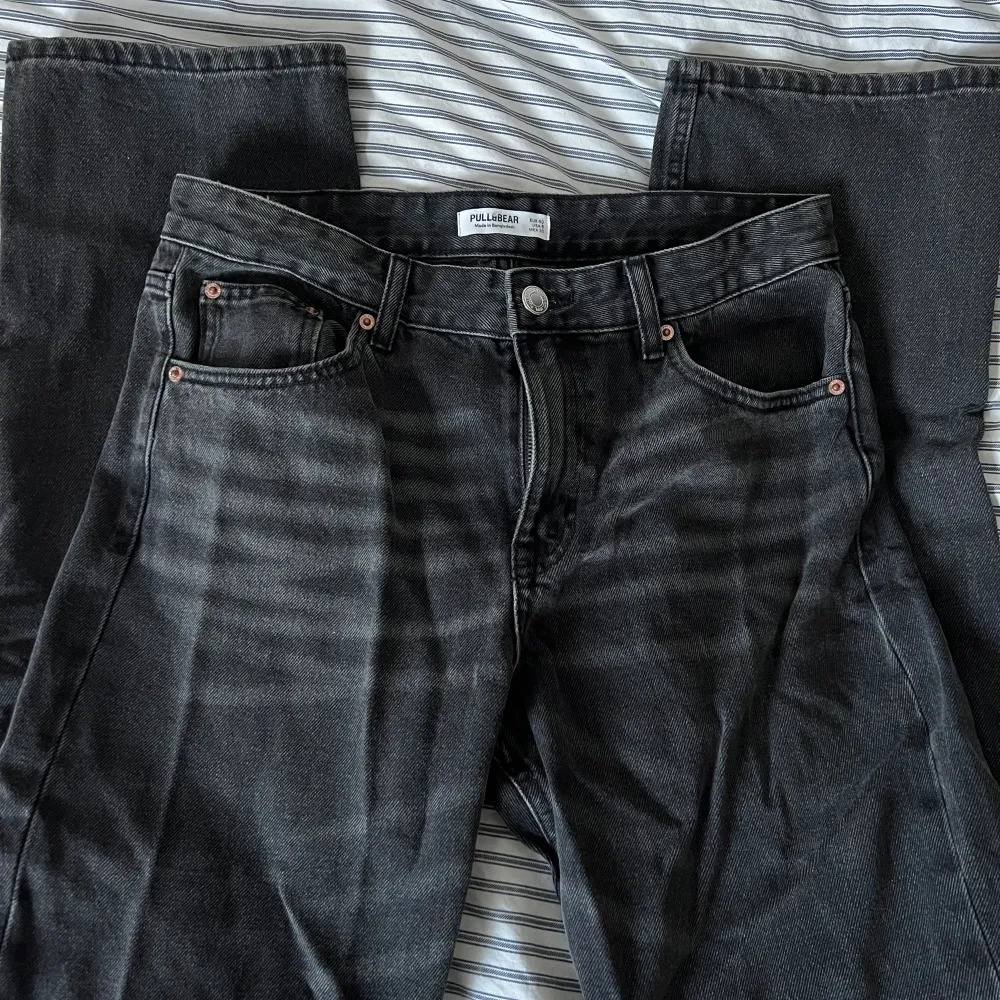 mid waist jeans med straight leg som är inte använd. Jeans & Byxor.