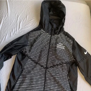HELT NY Nike windbreaker (nypris 1200) - Nike jacka, for att idrotta utomhus eller som en stormbreaker. Aldrig använt. Original pris 1200. Storlek S