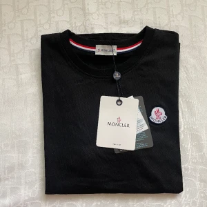 Moncler T-shirt - Helt ny Moncler T-shirt, herrmodell. Frakt tillkommer📦