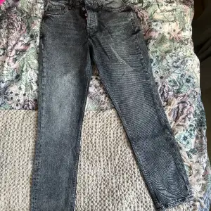 Gråa jeans från Gina 38