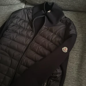 Moncler cardigan - Moncler cardigan size M Cond 9/10 utöver att ena sidan på necktag sitter löst Har ca 300 gjorda affärer innan Den är i navyblue