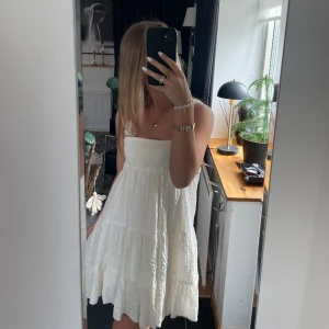 Vit klänning - Säljer min superfina klänning från Zara som köptes i somras, använd en gång bara, så den är som helt ny. Storlek S men passar Xs också