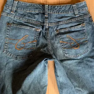 Lågmidjade lite pösiga jeans med snygga bakfickor. Köpta second hand men är i bra skick! W40 L75 
