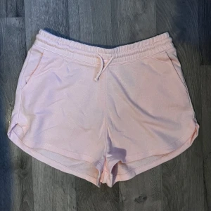 Ljusrosa shorts storlek S - Ett par ljusrosa mjukisshorts i storlek S köpta på H&M. Är använda en gång men satt ej som önskat. Passar perfekt till en slapp dag på sommaren! 