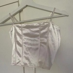 Fest topp - En snygg fest topp som kan justeras bra vid ryggen om man vill den ska passa perfekt eller ge en fin form