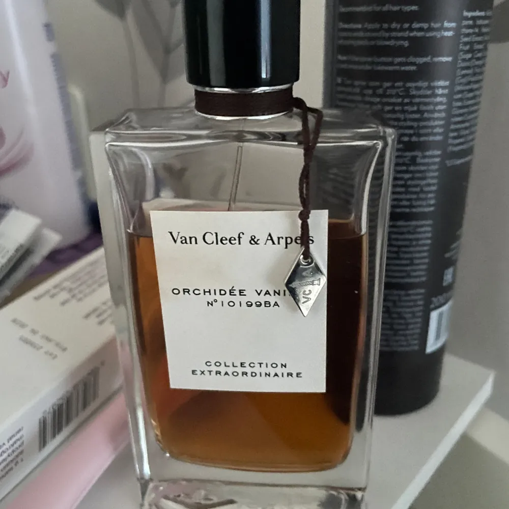 Säljer min parfym från Van Cleef& Arpels . Då jag har väldigt många andra parfymer så denna tyvärr inte kommer till användning. Ungefär 80% kvar som ni ser på bilden. Basnoter är Cederträ, vanilj och vaniljorkidé. Köpt från kicks för 1790 kr💓💓. Övrigt.