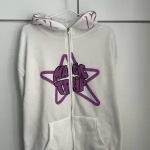 Vit zip up hoodie med ett lila tryck på framsidan och stjärnor på luvan, aldrig använt💕(Storlek S, dock lite stor i storleken)