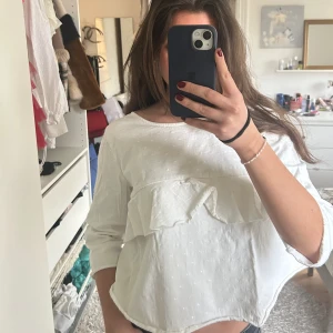 Vit blus  - Såå söt vit blus från Forever21. Min favvo men tyvärr är för liten för mig. Köpt i USA för längesen så säljs inte längre. Skriv för fler bilder 