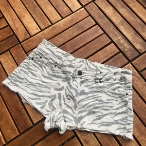 Lågmidjade jeansshorts i zebramönster  - Köpte begagnat men andrig använt! Kom privat för frågor💘💘