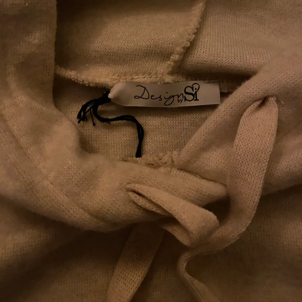 Säljer min hoodie som både ser ut och känns som Kashmir den är ifrån design by si💗💗aldrig använd så är i nyskick. Tröjor & Koftor.