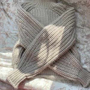 Stickad croppad tröja  - Stickad tröja från HM. Lite croppad. I strl Xs.