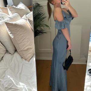 Balklänning  - Helt oanvänd balklänning som inte kommer till användning. Uppsydd så den passar just nu för de som är ca 150-165 cm (funkar även med klackar)💗