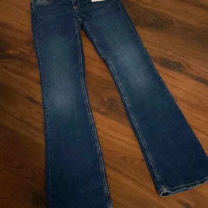 Zara bootcut Jeans  - Jätte fina Jeans som är långa i benen! Går ända i backen på mig som är 178cm lång! Midjan är mid Waist. Bra skick för sin användning förutom en difekt på baksidan, se bild tre💗💗 (två första bilderna är inte mina) bara att skriva för fler bilder💕💕