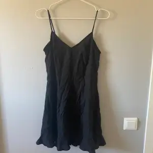 Kort svart klänning i tunt tyg