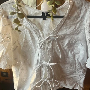 Knytbar tröja - Jätte fin vit blus till sommaren! Från Vero Moda i stl S men passar Xs-M Använd ca 2 gånger bara så i jättebra skick.