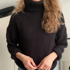 Turtleneck tröja XS - Svart stickad tröja med polokrage/turtleneck. Supermjuk och skön tröja, använd några gånger så lite tecken på användning finns men fint och rent skick!