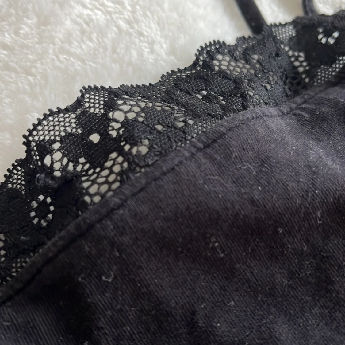 Ett svart spets linne - 90