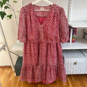 An’ge klänning - Säljer denna superfina och unika klänning från an’ge! Perfekt till sommaren🐳Klänningen har varit väl omhändertagen, och har därav inget tecken på användning. Klänningen är i storlek t2, vilket jag skulle säga motsvarar 38-40💓