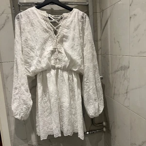 Vit studentklänning  - Aldrig använd klänning från Nakd   Köpt för 599:- 