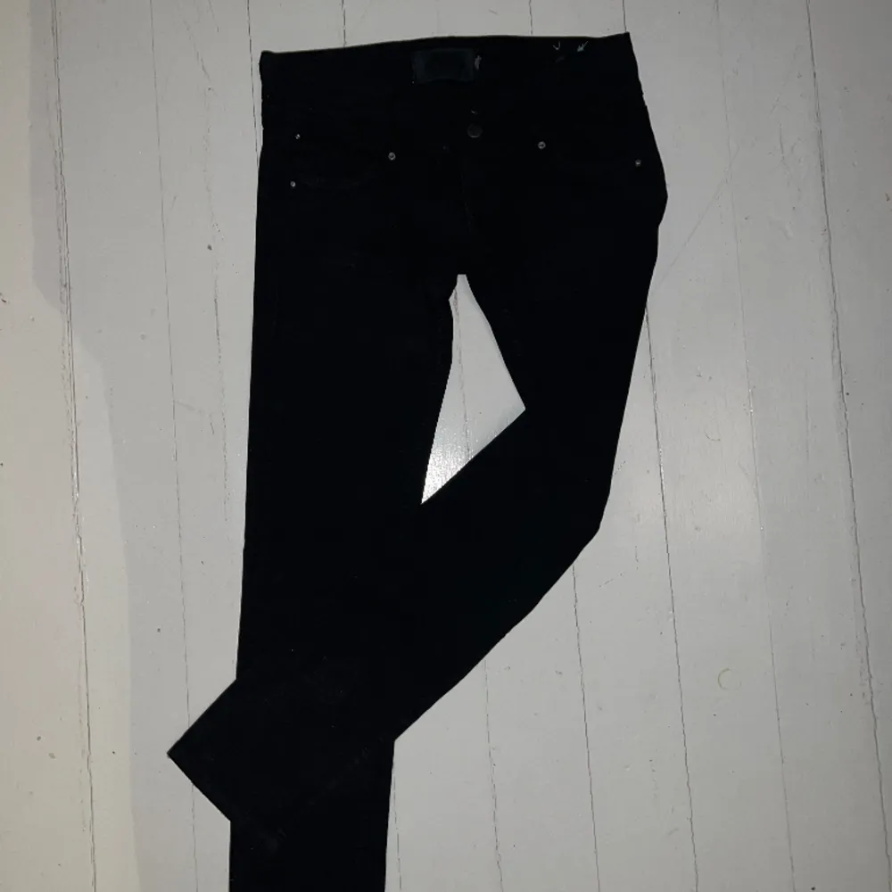 Lågmidjade svarta jeans. Lite tajtare i modellen.. Jeans & Byxor.