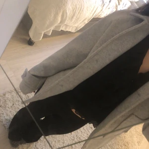 Kappa - En grå kappa som slutar över rumpan jätte snygg aldrig andvänd och bara aldrig kommit till andvändning köpte den för dyrare pris så passa på och skriv om du är intresserad💞💞