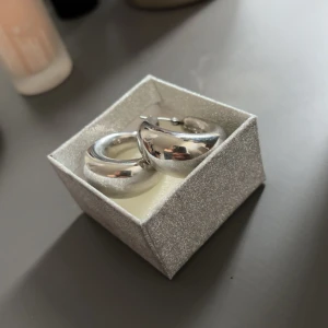 Edblad örhängen  - Tjocka Silver örhängen från edblad väldigt fina och bra skick , sanerade också så helt rena och fräscha💞