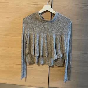 Topp - Supersöt topp med volang! Fint skick