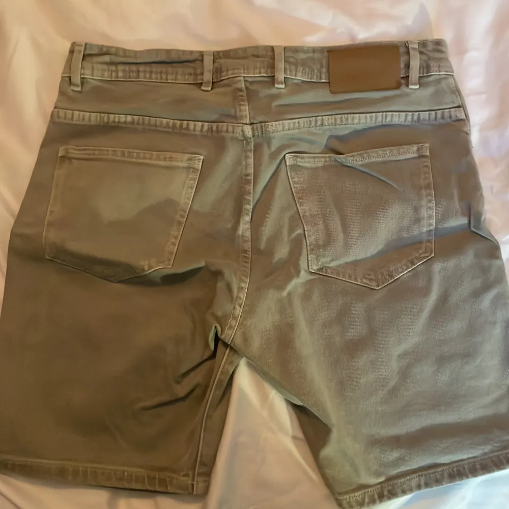 Jeansshorts från zara i storlek 40. Grön färg. Knappt använda och i bra skick. Shorts.