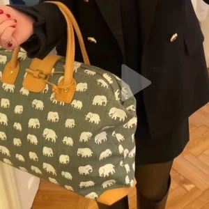 Svenskt tenn väska - Så fin stor rymlig handväska från svenskt tenn i elefantmönster. Weekendbag 