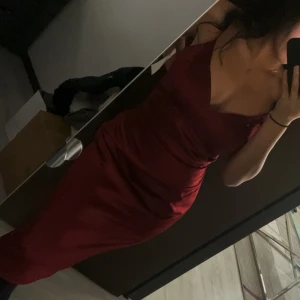 Klänning  - Säljer denna super fina satin klänning. I vinrött. Perfekt till balen eller annat. Köpt i Los Angeles för $180 =1860 kronor