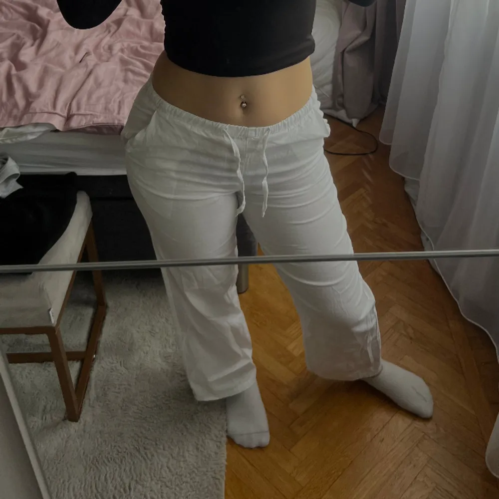 Ett par ursnygga linnebyxor köpta ifrån Gina tricot, aldrig använda, säljes pga att dem aldrig kommer till någon användning. Ordinarie pris: runt 500kr🥰 (Du får en crop top ifrån shein på köpet). Jeans & Byxor.