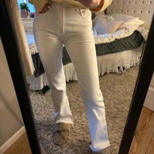 vita jeans - köpt från ginatricot, storlek 34