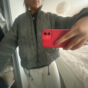 Zara jacka med fickor  - I storlek L. Populär snygg jacka från zara. Nypris 700 kr, färgen på jackan är mörkgrå. Den är nästan som ny, använd några gånger