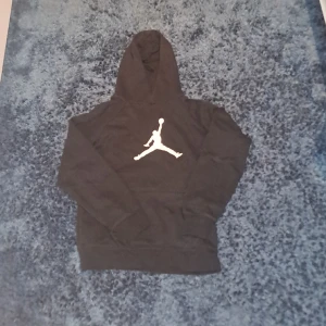 Jordan hoodie - Jordan hoodie Storlek XL barn  Använd fåtal gånger 