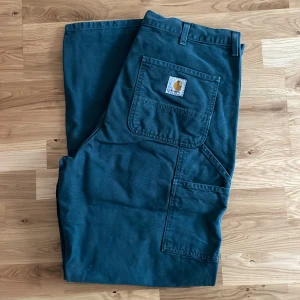 Carhartt Carpenter - Gröna Carhartt carpenter byxor. Använda 2-3 gånger, är för stora för mig