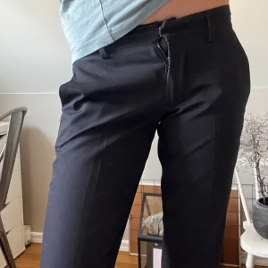 LÅGMIDJADE KOSTYMBYXOR  - säljer mina lågmidjade kostymbyxor då de är lite korta för mig. använda fåtal gånger och är nästan i nyskick! de har en ”slit” längst ner. skulle passa någon som är ca 160-165🔥