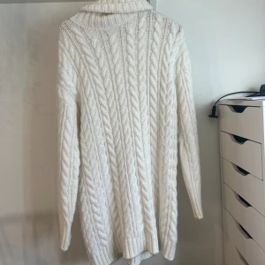 Vit stickad Klänning - En superfin o skön klänning från nelly men de är även bianca ingrossos kollektion! Använd några gånger o den är superfin o är inte alls lång utan slutar bra över knäna! Perfekt till sena sommarkvällar!❣️