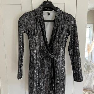 Klänninh - Perfekt klänning till nyår eller tema fest, den är en blaserklänning och knäpps med knapp