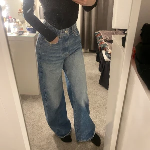 Baggy bluejeans - Jeans från Gina säljer då jag inte längre använder dem Har satt in skosnören i midja som man kan se på tredje bilden men de är bara att dra ut dem om man inte vill ha det så så kommer det inte synas Skriv om frågor😊 Kolla bio för mått 