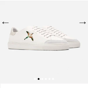 Arigato clean 90 Bird - Säljer mina arigato sneakers för att dom är för små. Använd 2 gånger under förra sommaren, inte helt nya men jättebra skick🩷 Köpta på NK för 2500. Köper du får du med lådan också!🫶🏼