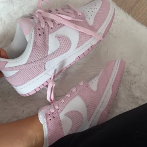 Nike dunk low- white/pink foam - Storlek 39, använda 1-2 gånger pga att de var lite stora för mig. 