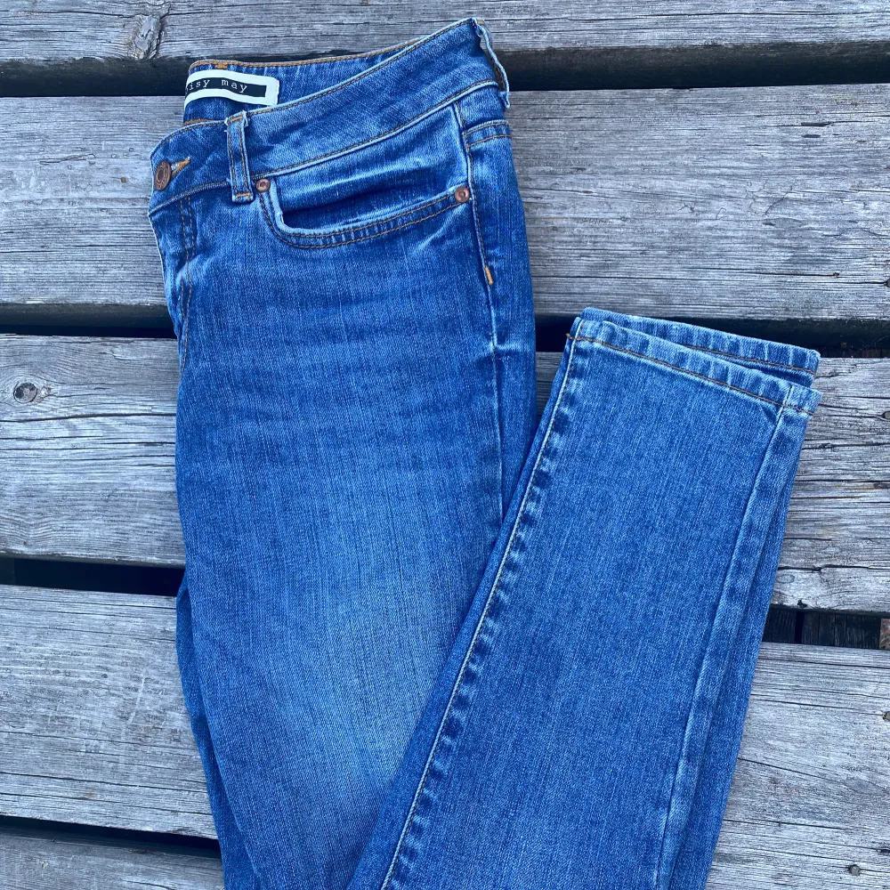 Blå stretchjeans från Noisy May i storlek W28 L33. Skön passform. . Jeans & Byxor.