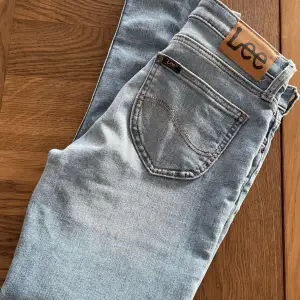 Säljer blåa lee jeans, W27, L31 ❤️ nästan inte använda
