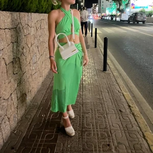 Sommar set - Köpt ifrån nakd, Xs Elr s (hör av dig vid intresse så kollar jag upp de. Jag är 165cm lång. En kjol + topp.  