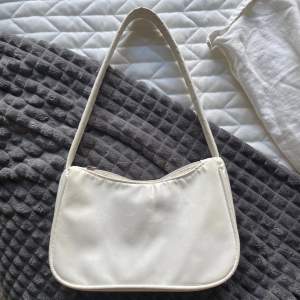 En fin vit handväska. Säljer för jag inte använder den och inte riktigt min smak. Jätte bra till våren/sommaren.