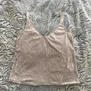 Sammetslinne XS - Superfint sammetslinne i en grå-rosa-beige metallisk färg. Strl XS, passar även S! Fint skick! ✨🌸